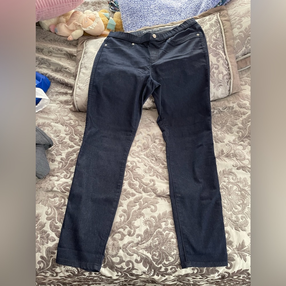 Super cute barely worn Michael Kors skinny jeans- stretch fake button